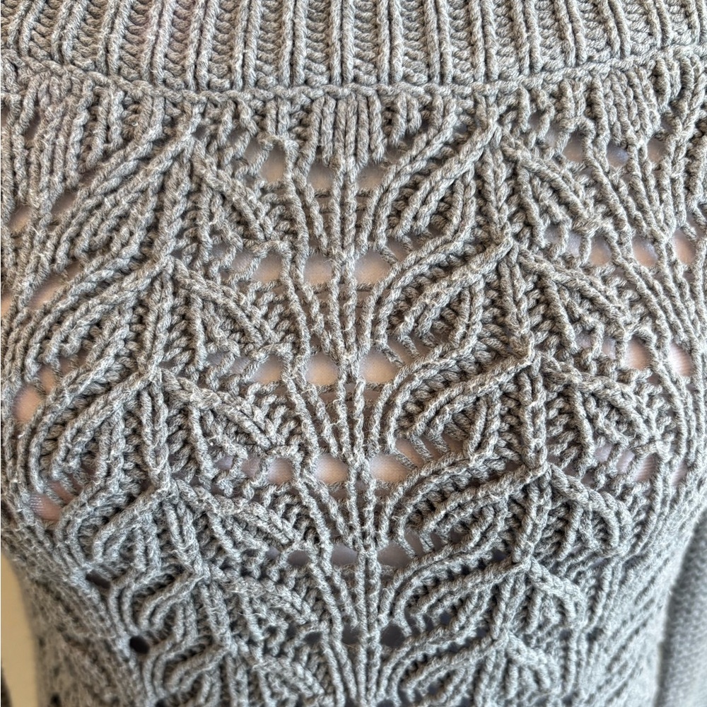 Cachè Luxe Gray Open Knit  Scalloped Sweater Size Snall - Picture 4 of 14